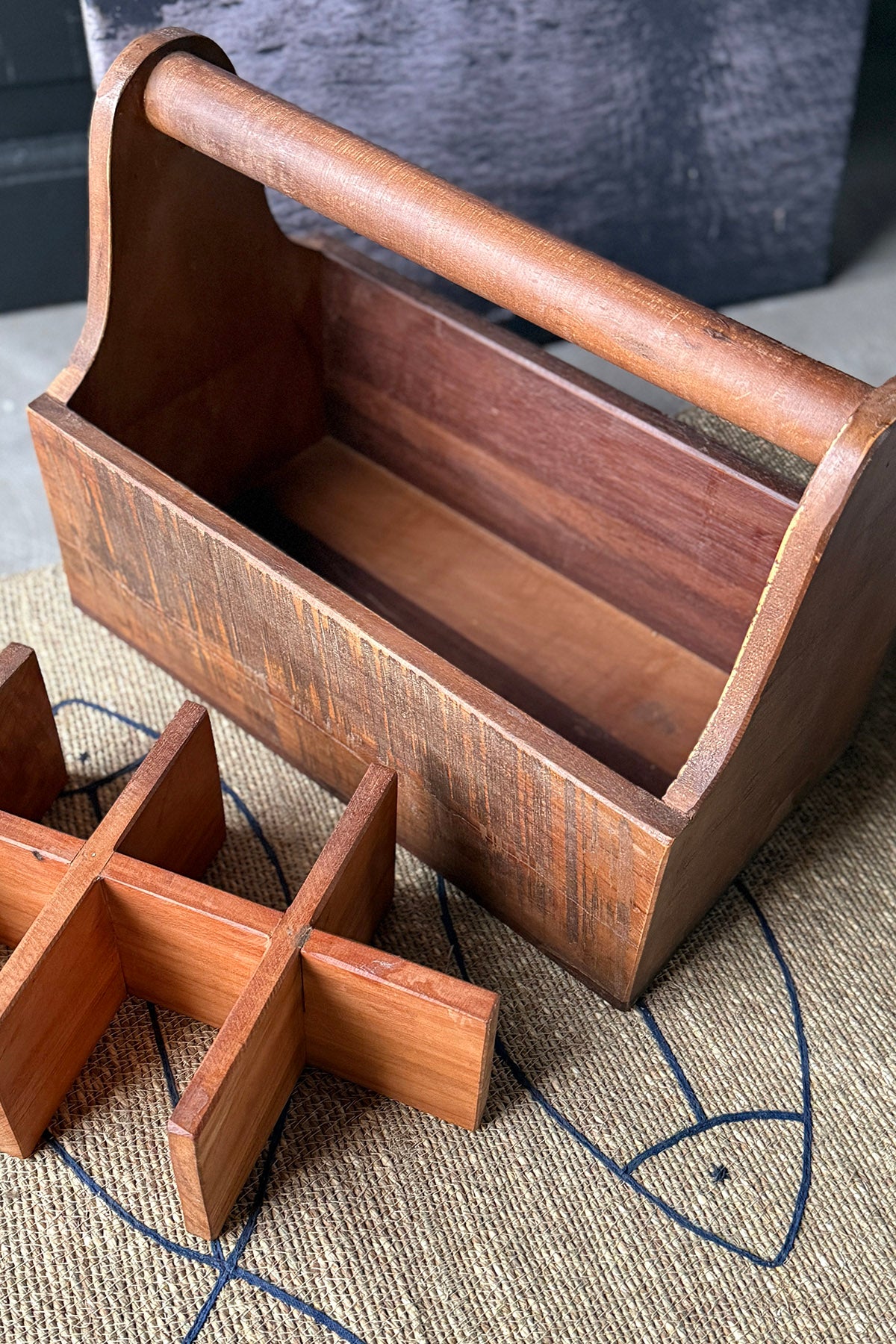 Flaskeholder af genbrugstræ