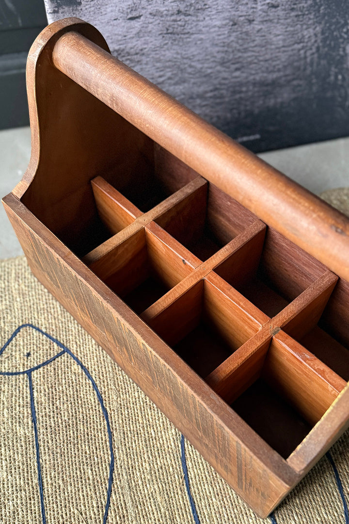 Flaskeholder af genbrugstræ