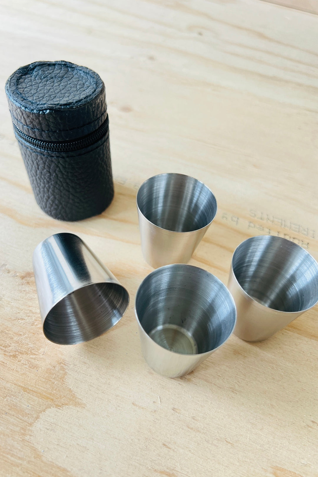 Fire snapseglas i etui