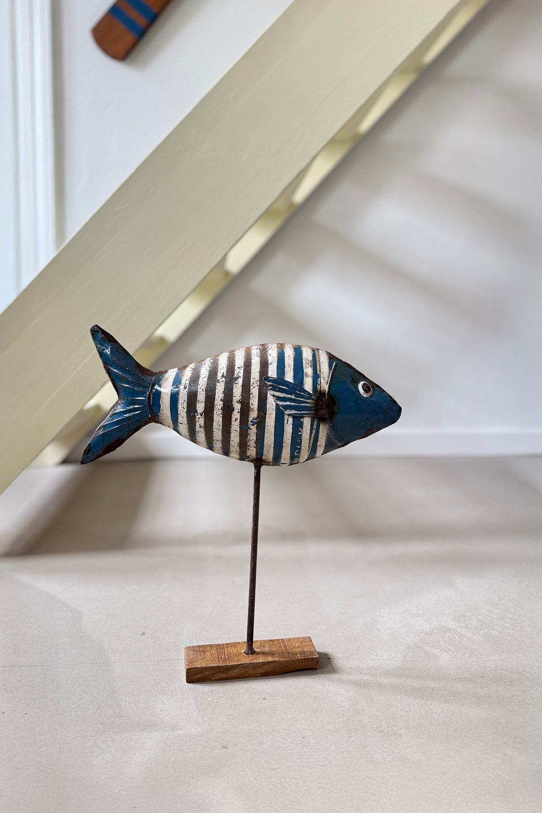 Fisch auf Holzfuß - Recycled Metal