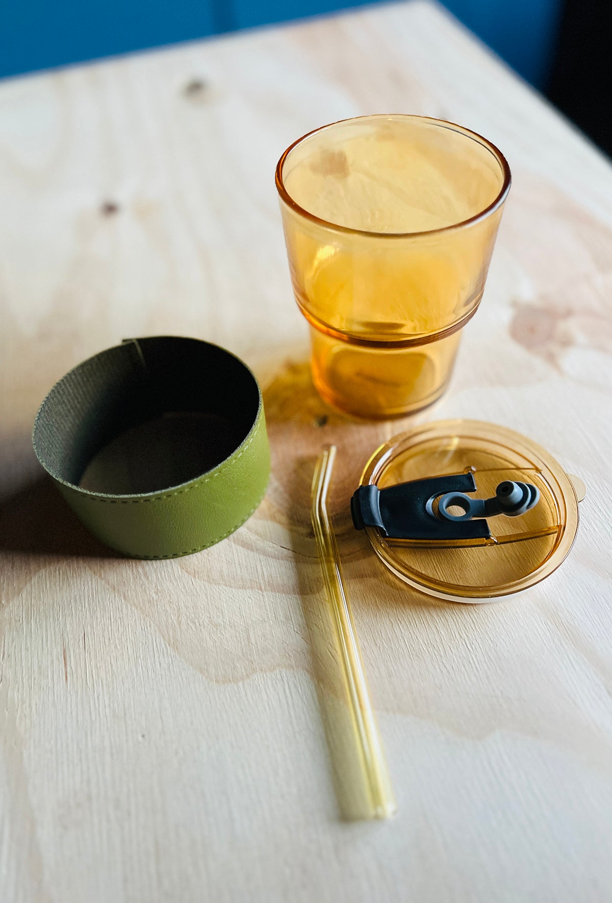 Farvet drikkeglas med sugerør af glas