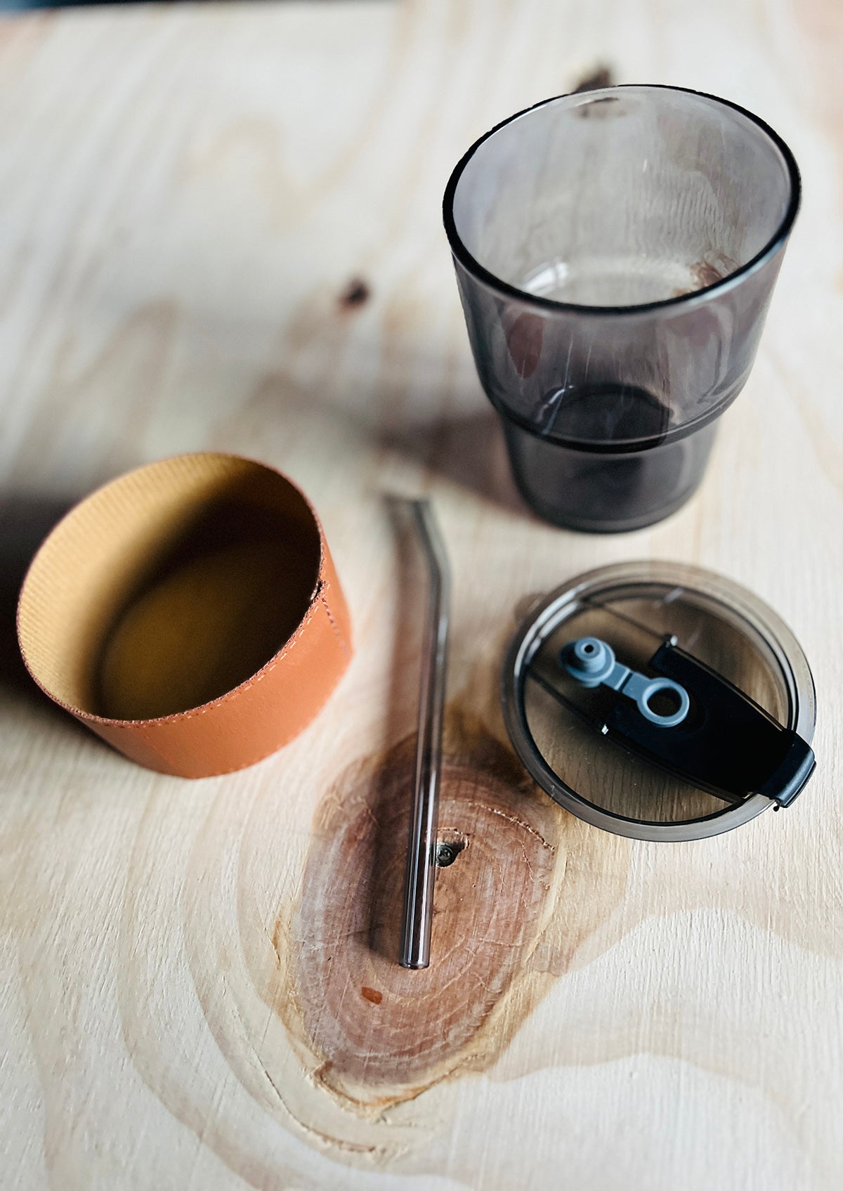 Farvet drikkeglas med sugerør af glas