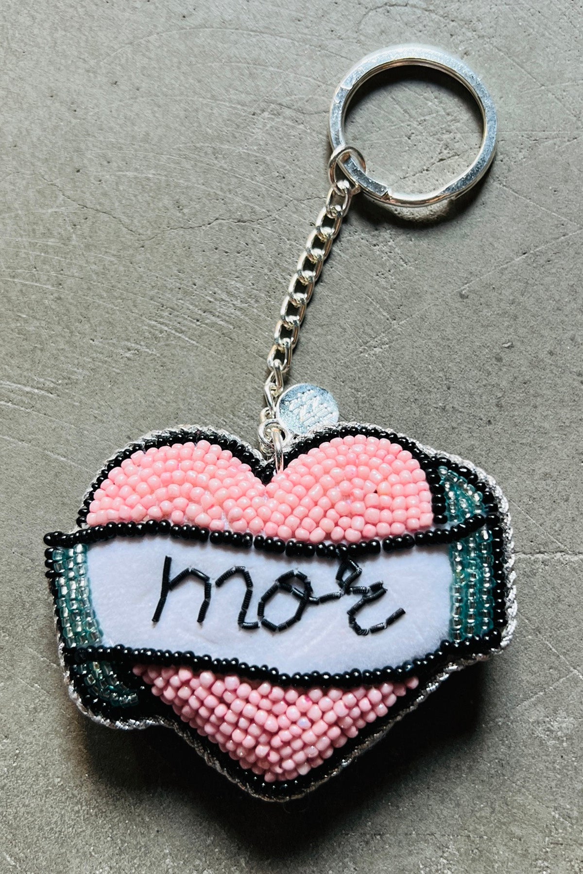 Perlebroderet nøglering "Mor"