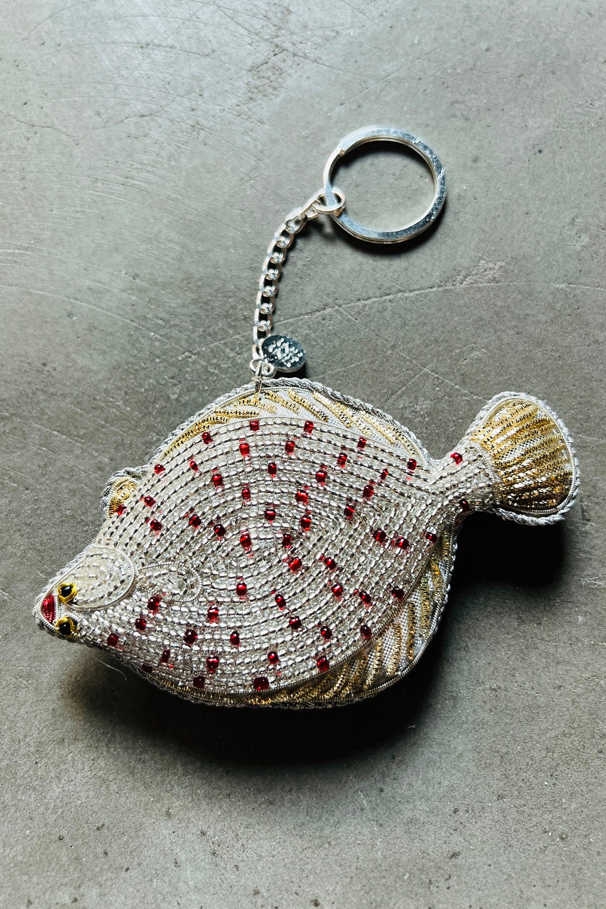 Perlebroderet nøglering "Rødspætte"